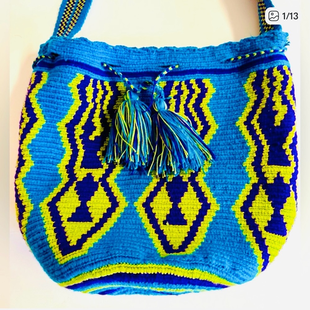 Kalepsu hand-woven blue and green Festival bag by the Wayuu tribe.